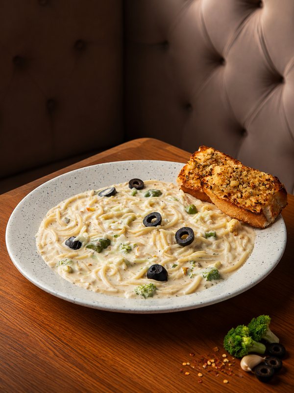 Alfredo pasta with garlic bread at Anantha Veg World, Mira Road East